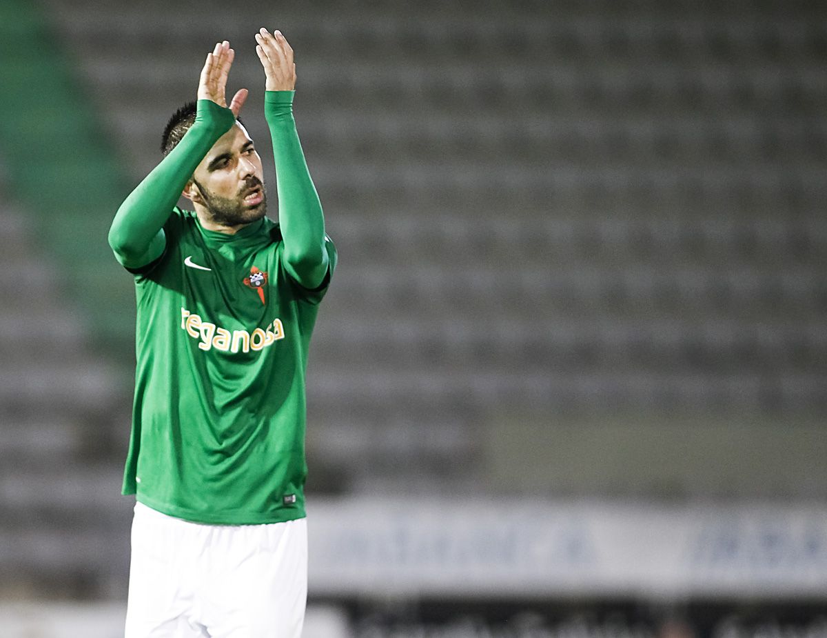 Imagen de Joselu tras uno de sus goles en el Racing-Coruxo de A Malata (foto: Mero Barral / 13fotos para Ferrol360)