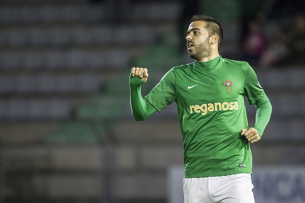 Imagen de Joselu tras uno de sus goles en el Racing-Coruxo de A Malata (foto: Mero Barral / 13fotos para Ferrol360)