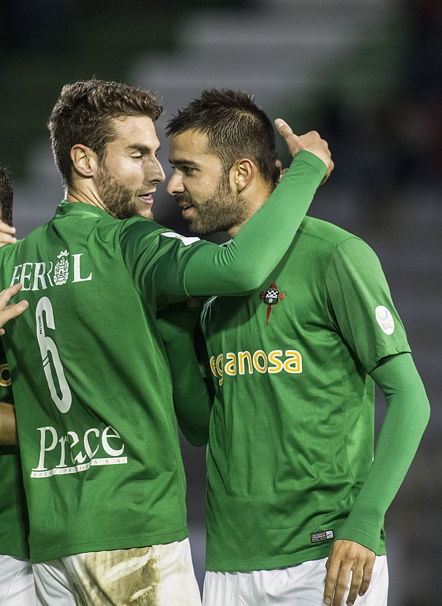 José Cruz felicita a Joselu tras uno de sus goles en el Racing-Coruxo de A Malata (foto: Mero Barral / 13fotos para Ferrol360)