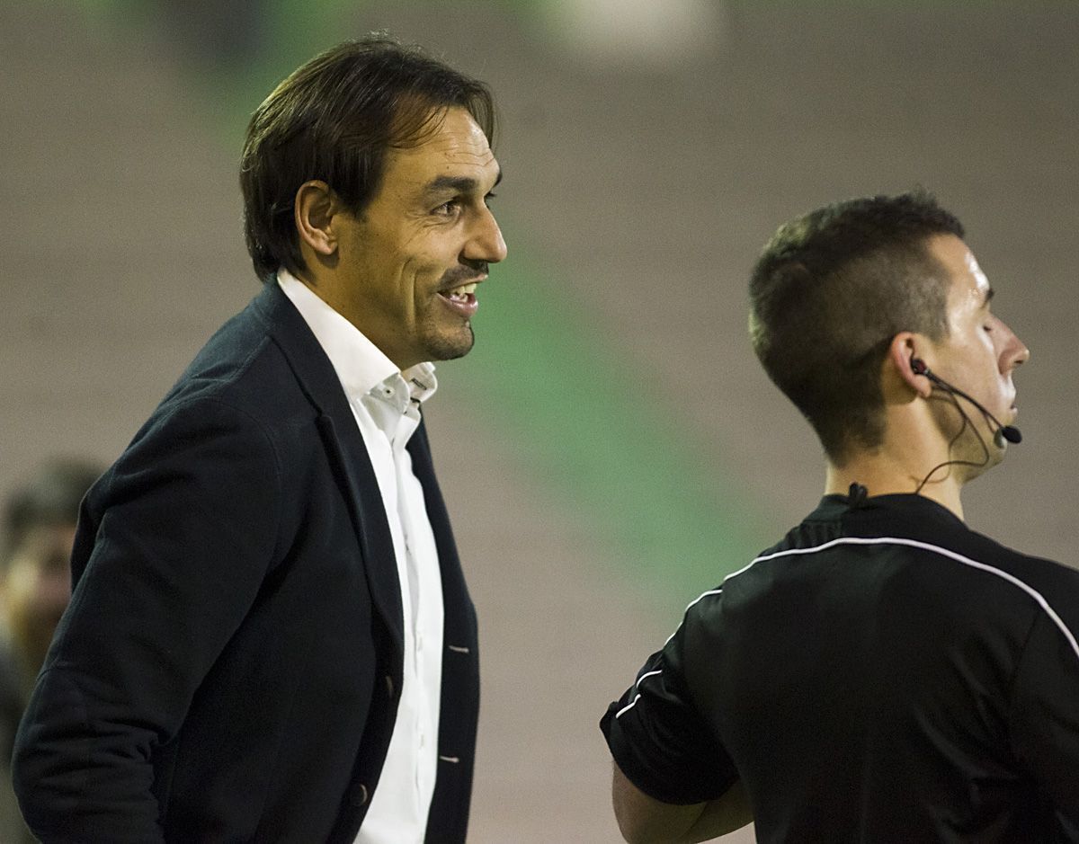 Miguel Ángel Tena, en el banquillo de A Malata durante el Racing-Coruxo (foto: Mero Barral / 13fotos para Ferrol360)