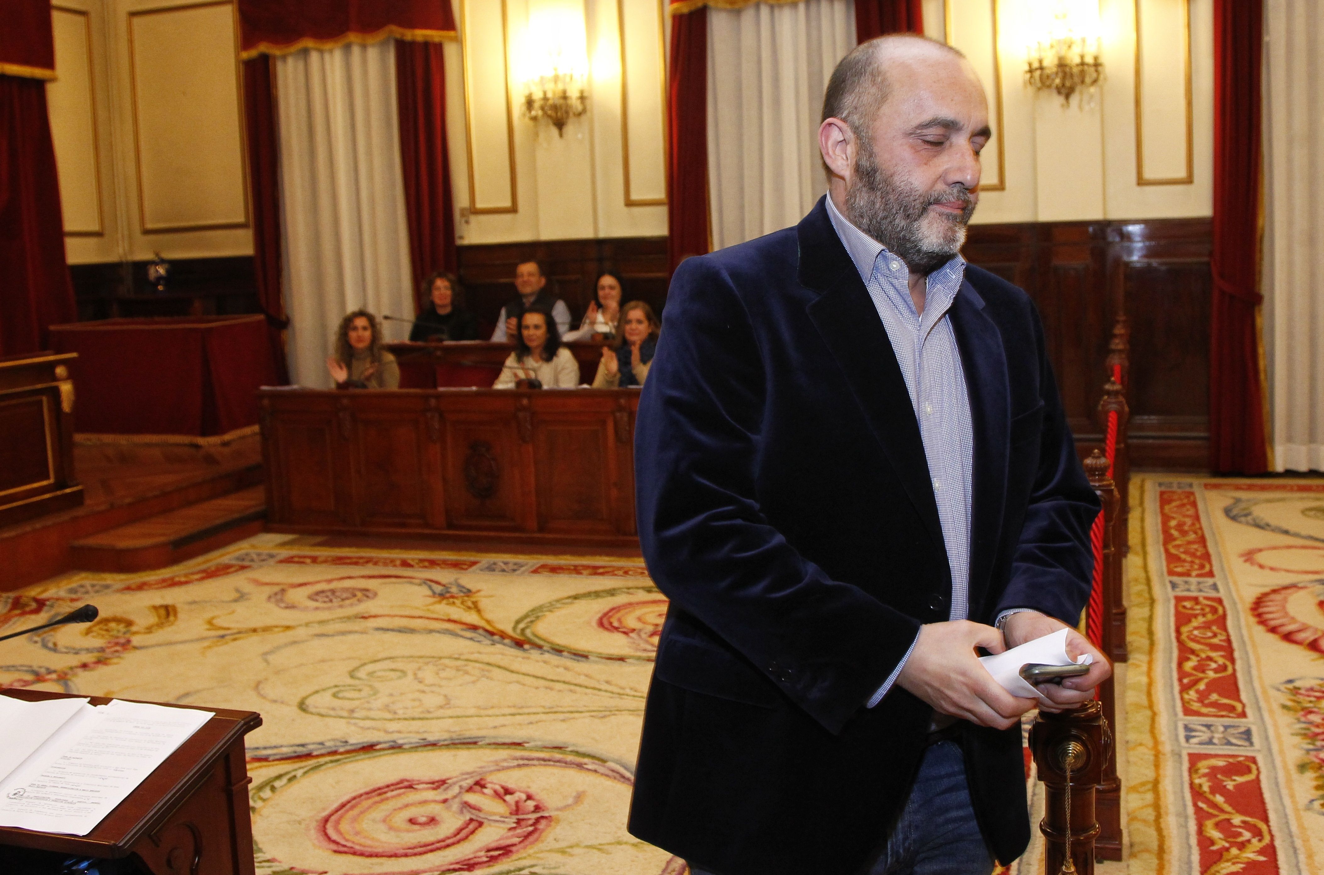 Guillermo Evia abandona el salón de plenos (foto: Mero Barral / 13fotos para Ferrol360)