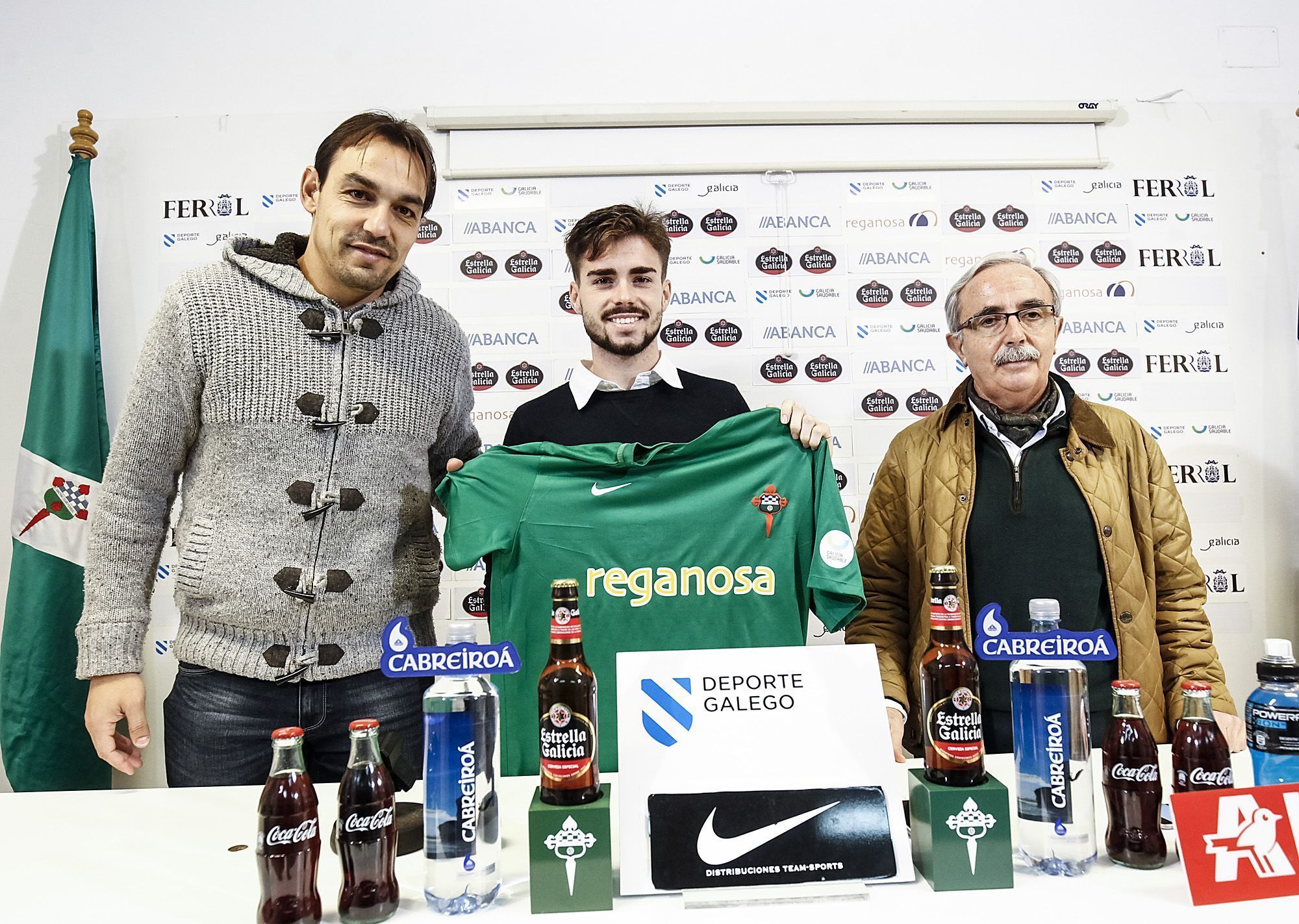 Miguel Ángel Tena y José Criado presentaron a Sergio de Paz (foto: Mero Barral / 13fotos para Ferrol360)
