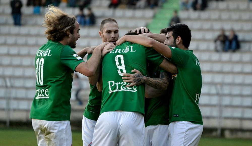 Jugadores del Racing celebran el gol de Dani Benítez ante el Pontevedra en A Malata (foto: Raúl Lomba / Ferrol360)