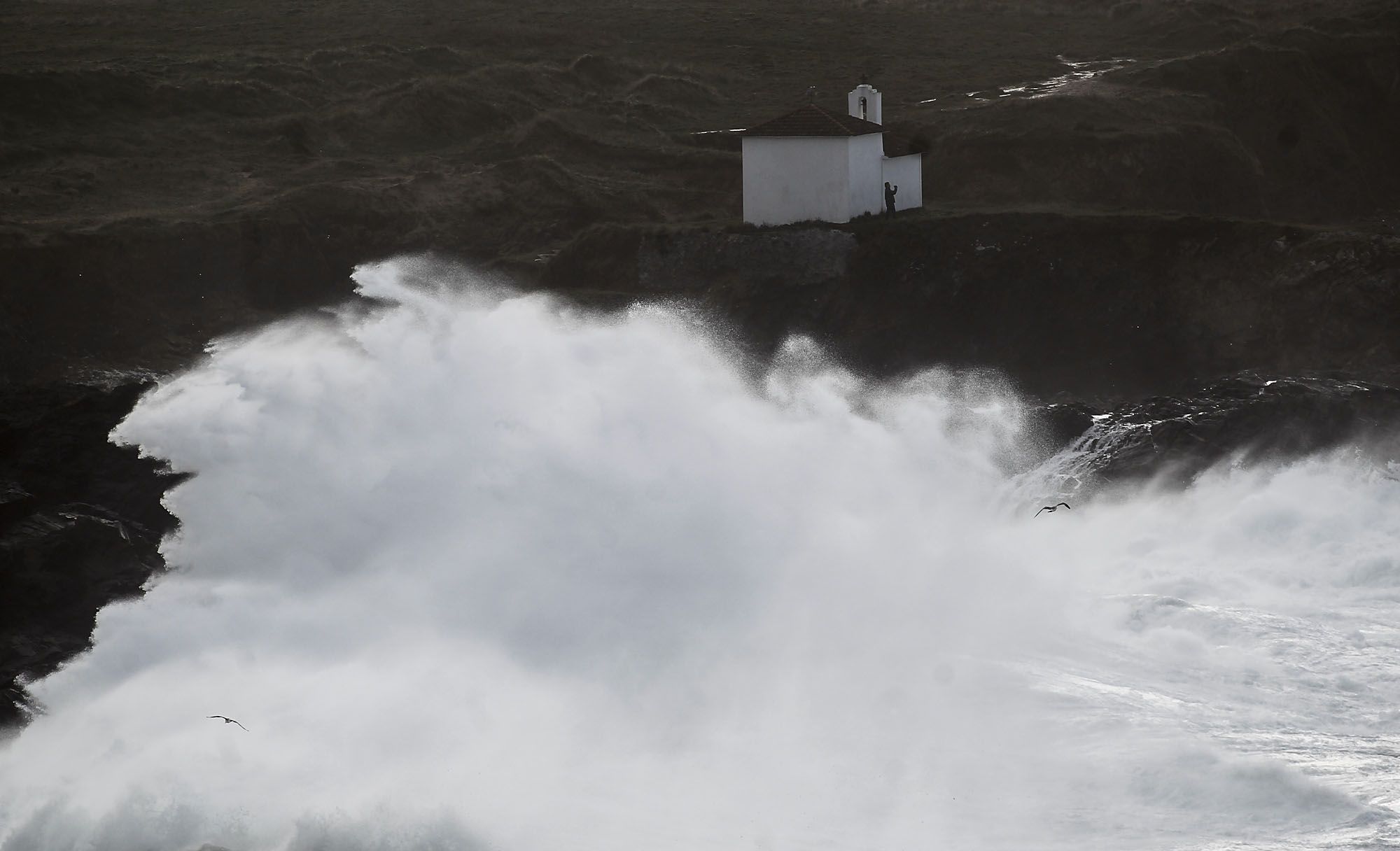 Temporal en la ermita de la Virxe do Porto de Meirás, en Valdoviño, este jueves (foto: Mero Barral / 13fotos para Ferrol360)