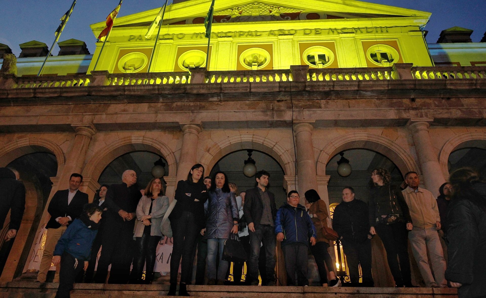 El consistorio se iluminó por el Día Mundial del Down en un primer receso del pleno (foto: Mero Barral / 13fotos para Ferrol360)