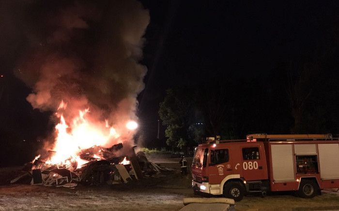 A pesar de que los Bomberos se afanaron en extinguir las llamas, la hoguera ardió por completo (foto: Raúl Lomba)