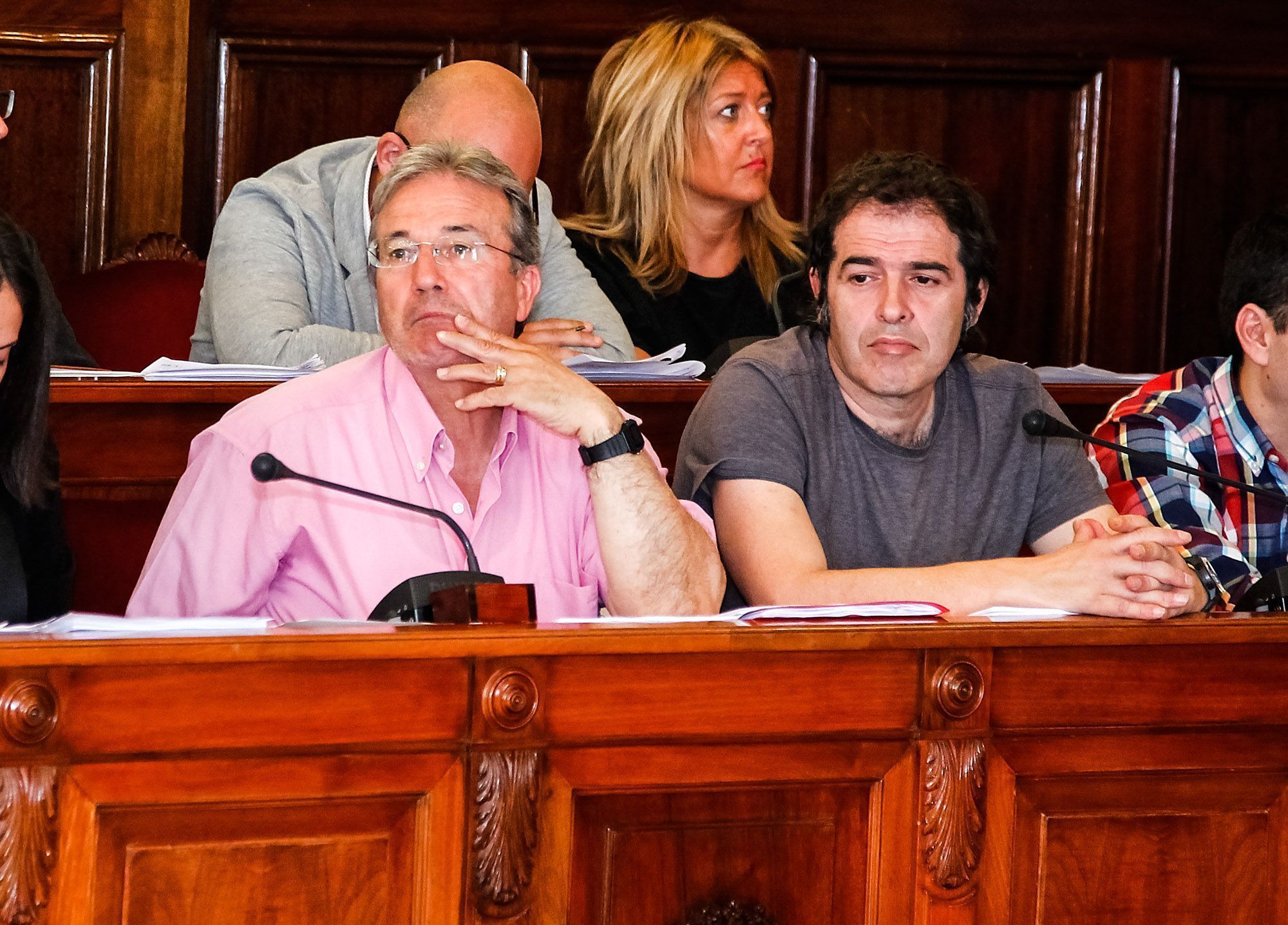 Bruno Díaz Doce y Beatriz Sestayo, tras los ediles Luis Victoria y Suso Basterrechea, en el pleno de Ferrol de este jueves (foto: Mero Barral / 13fotos para Ferrol360)
