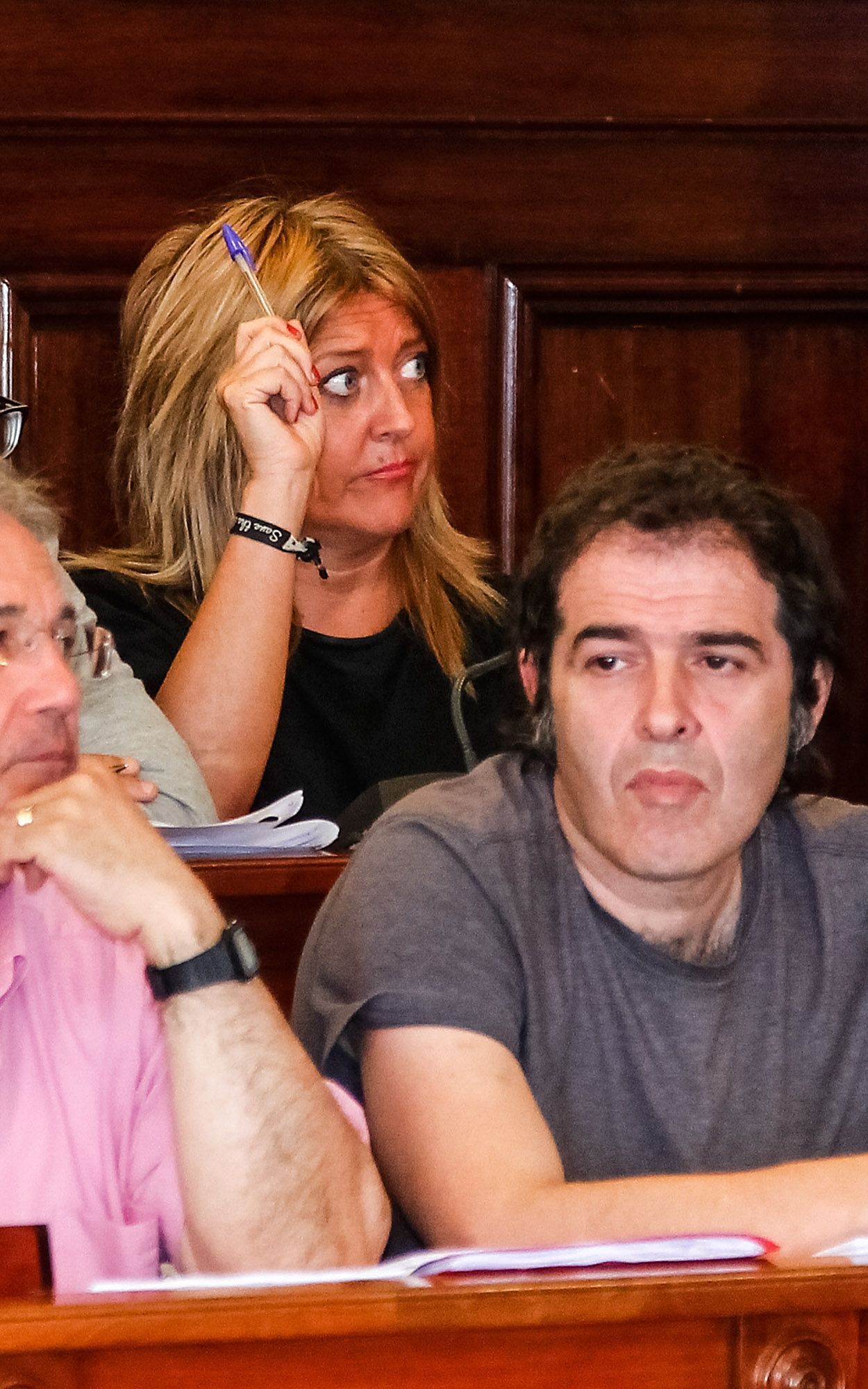 Beatriz Sestayo, tras Luis Victoria y Suso Basterrechea, en el pleno de Ferrol de este jueves (foto: Mero Barral / 13fotos para Ferrol360)