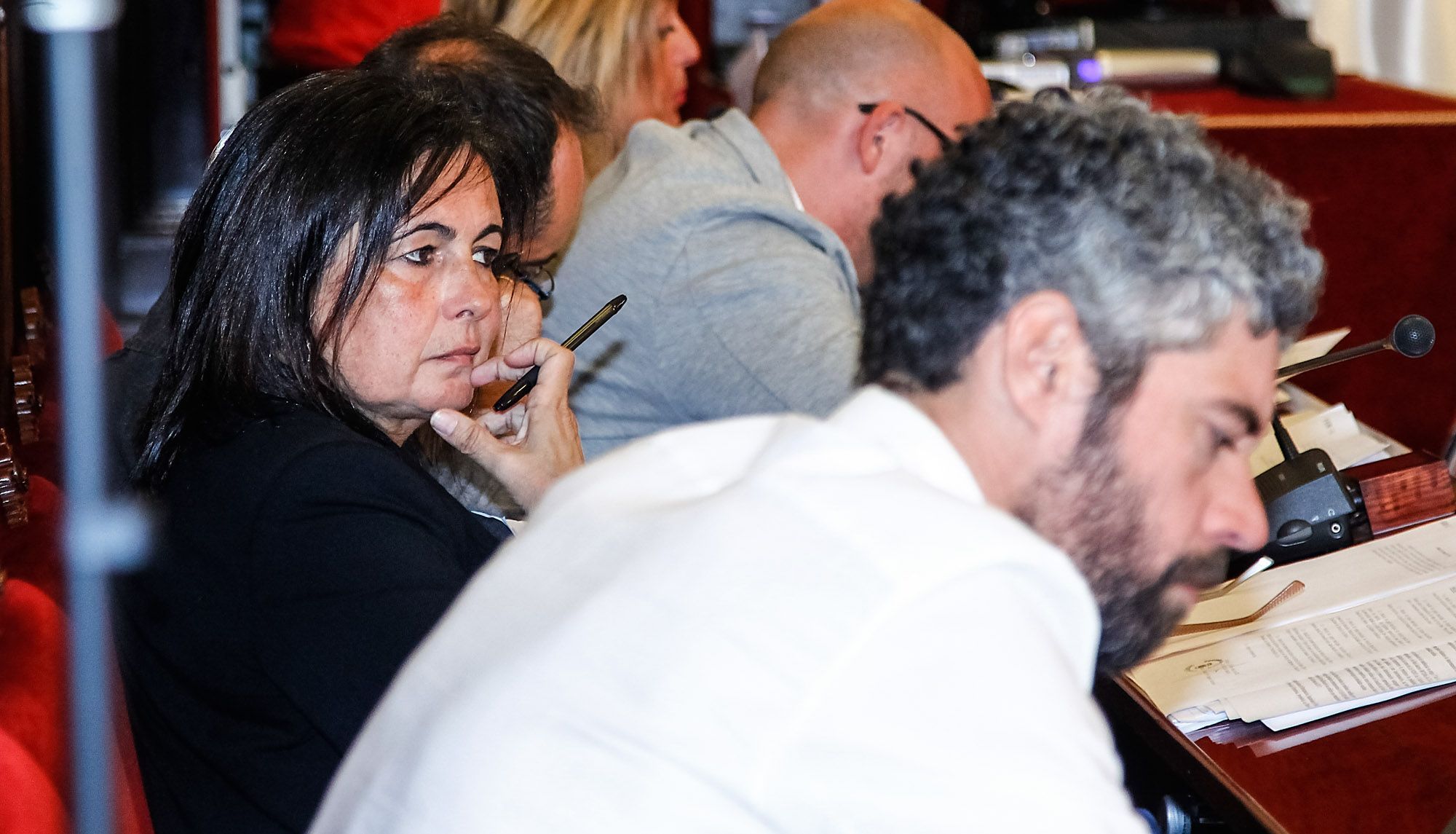 Esther Leira, entre los ediles Germán Costoya e Iván Rivas en el pleno de este jueves en Ferrol (foto: Mero Barral / 13fotos para Ferrol360)