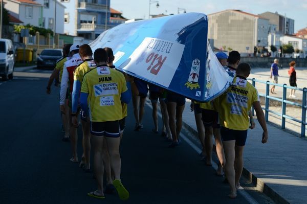 Los remeros de Ares trasladan la trainera a la rampa de la playa (foto: Raúl Lomba / Ferrol360)