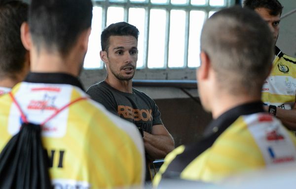 Agustín Fernández charla con los remeros antes del entrenamiento (foto: Raúl Lomba / Ferrol360)