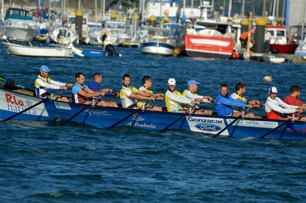 La trainera de Ares, este viernes frente a la playa de la villa (foto: Raúl Lomba / Ferrol360)