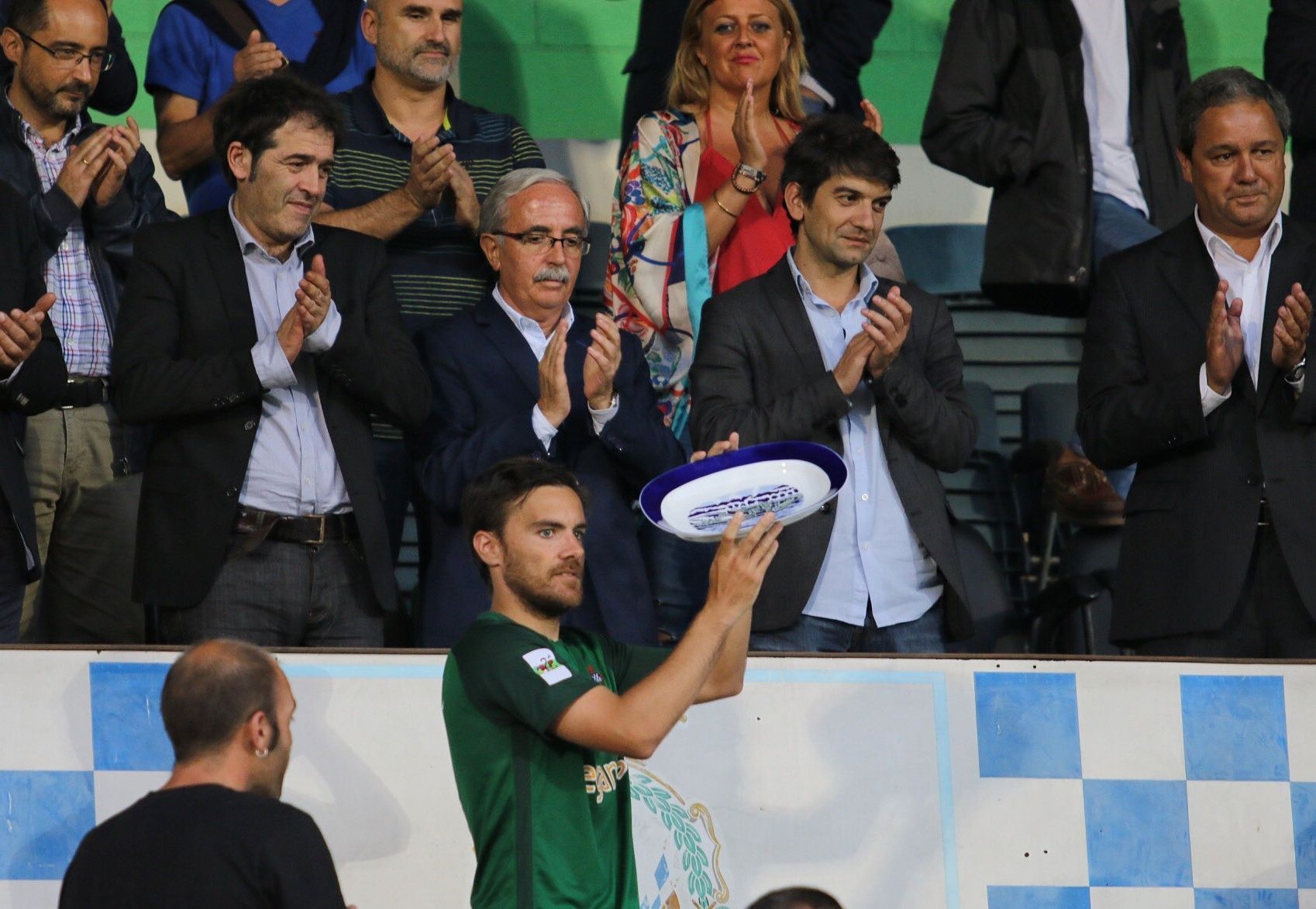 Pablo Rey recoge la distinción para el Racing tras el Concepción Arenal (foto: Mero Barral / 13fotos para Ferrol360)