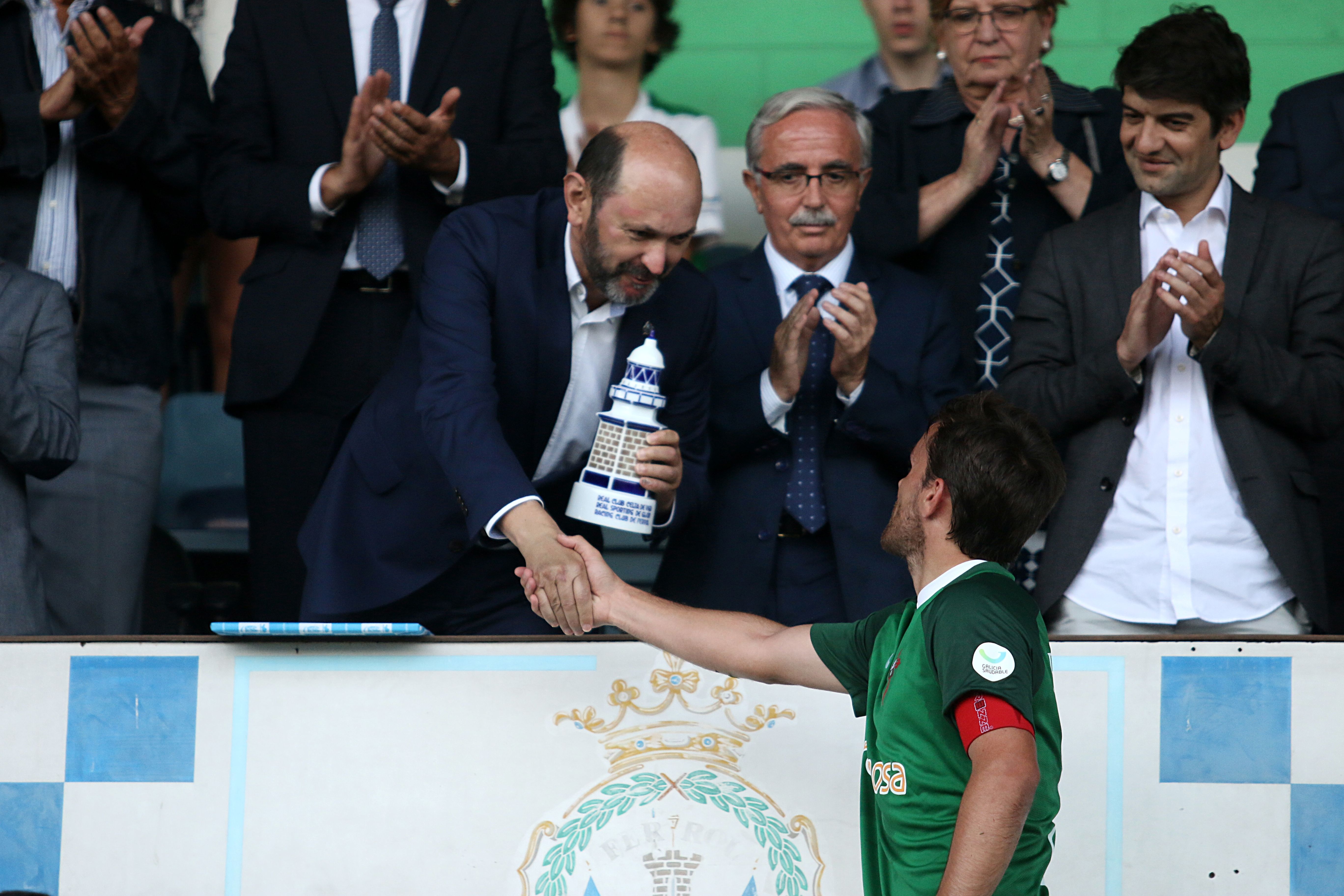 Pablo Rey saluda a Rafael Louzán ante José María Criado y Jorge Suárez tras el Trofeo Isidro Silveira que jugaron Racing, Celta y Sporting en A Malata (foto: Mero Barral / 13fotos para Ferrol360)