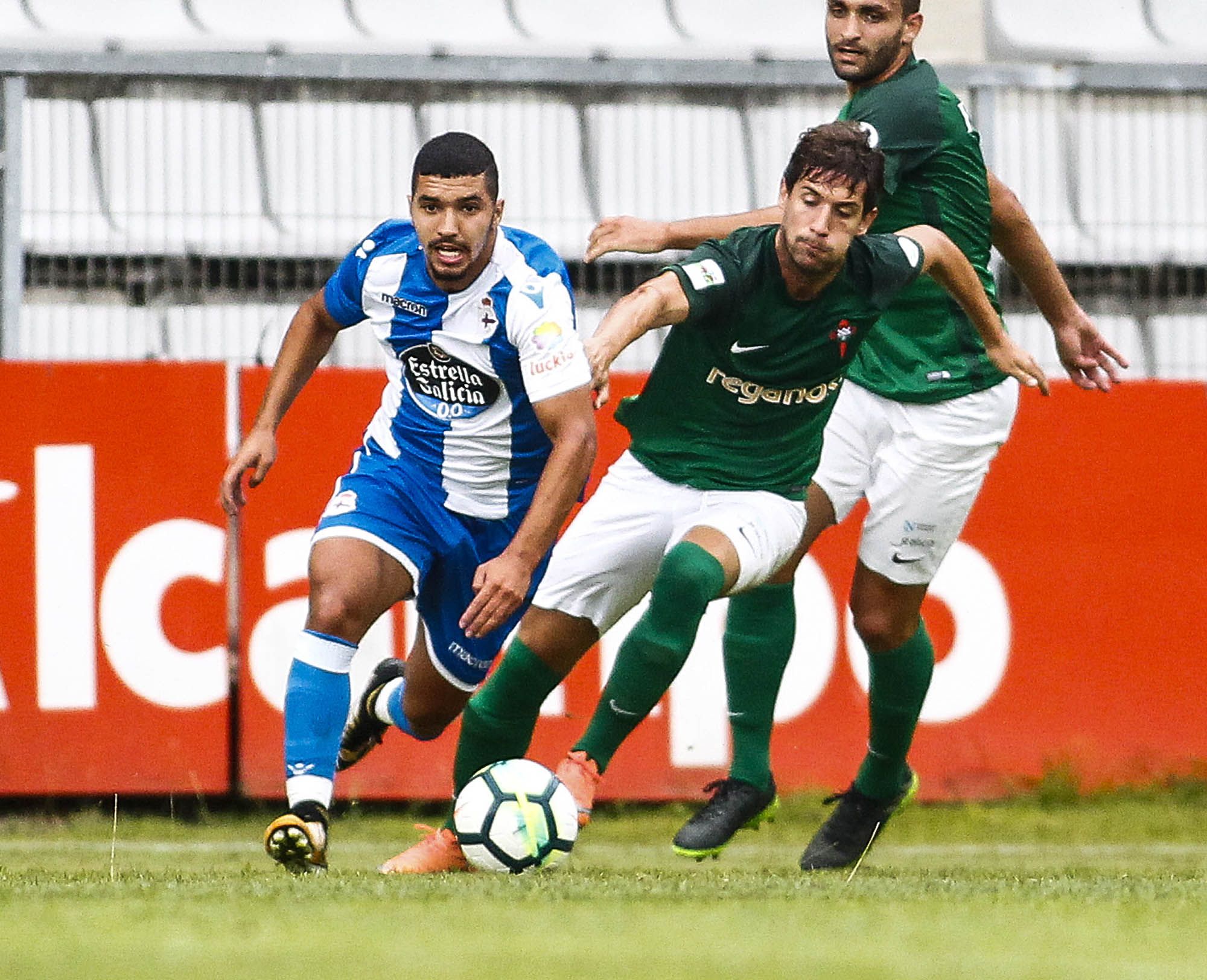 Aitor Aldalur y Víctor Vázquez, junto a Bakkali durante el Racing-Deportivo (foto: Mero Barral / 13fotos para Ferrol360)