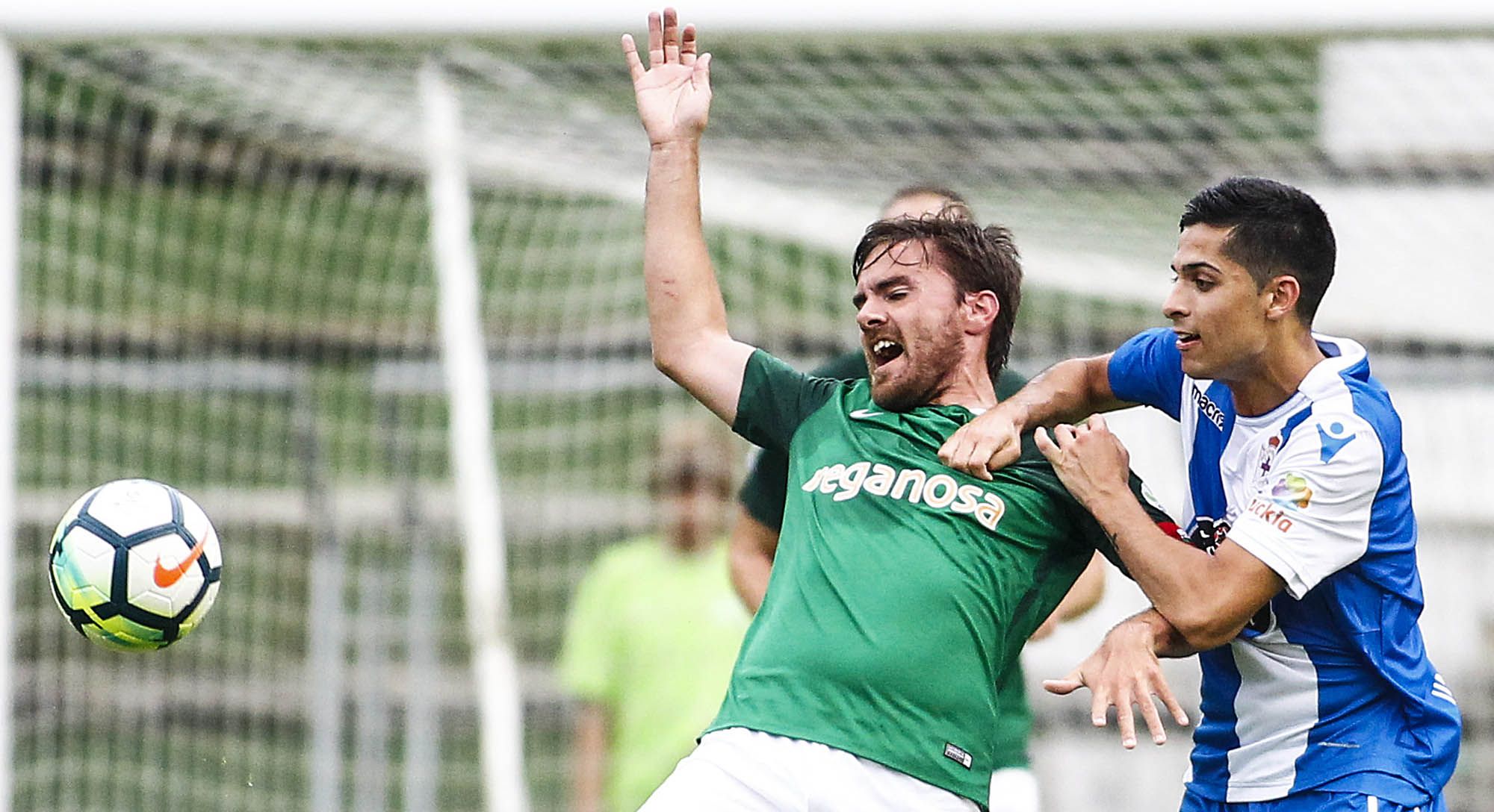 Pablo Rey y Bicho buscan el balón durante el Racing-Deportivo (foto: Mero Barral / 13fotos para Ferrol360)