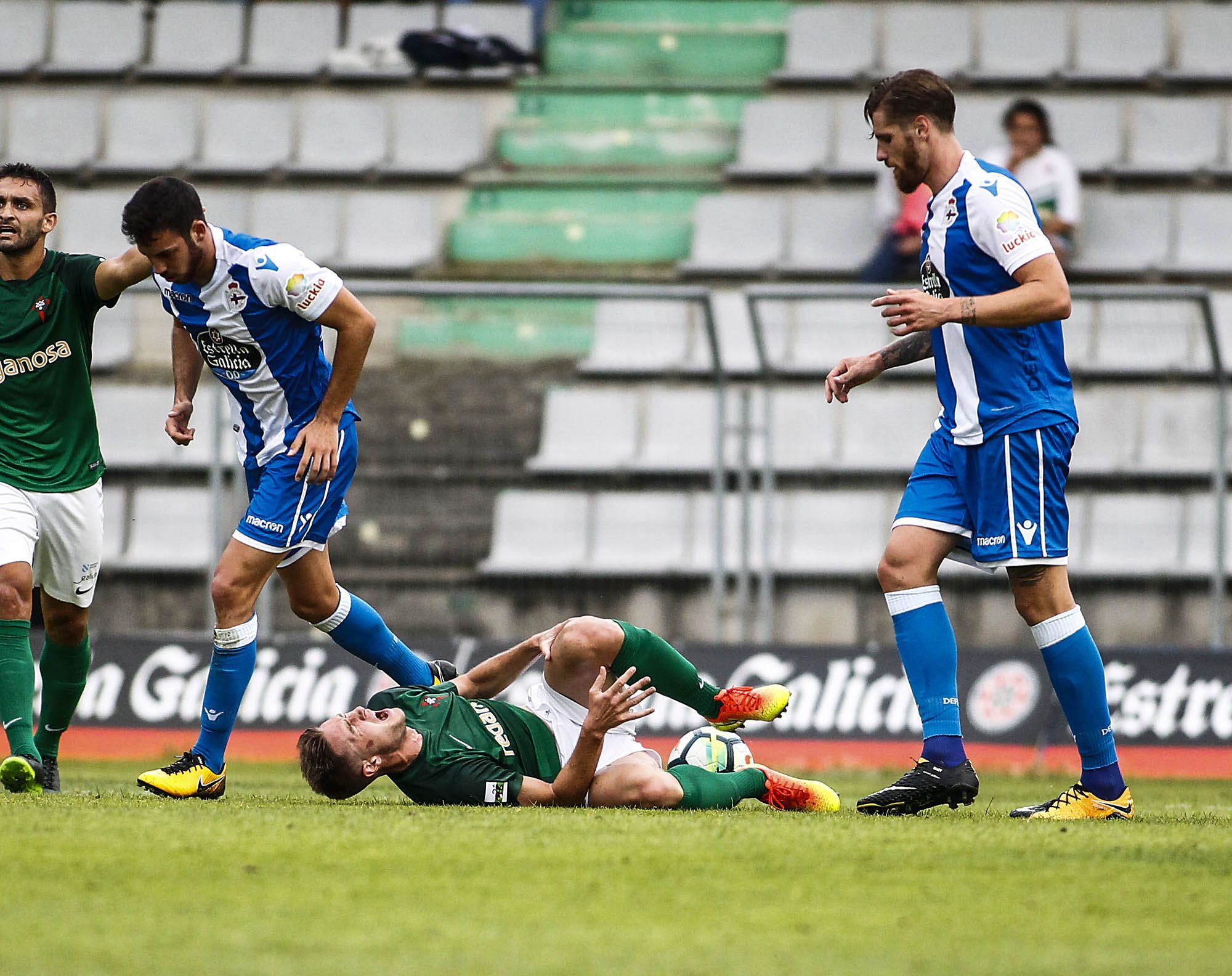 Joseba Beitia se lamenta ante Albentosa durante el Racing-Deportivo (foto: Mero Barral / 13fotos para Ferrol360)