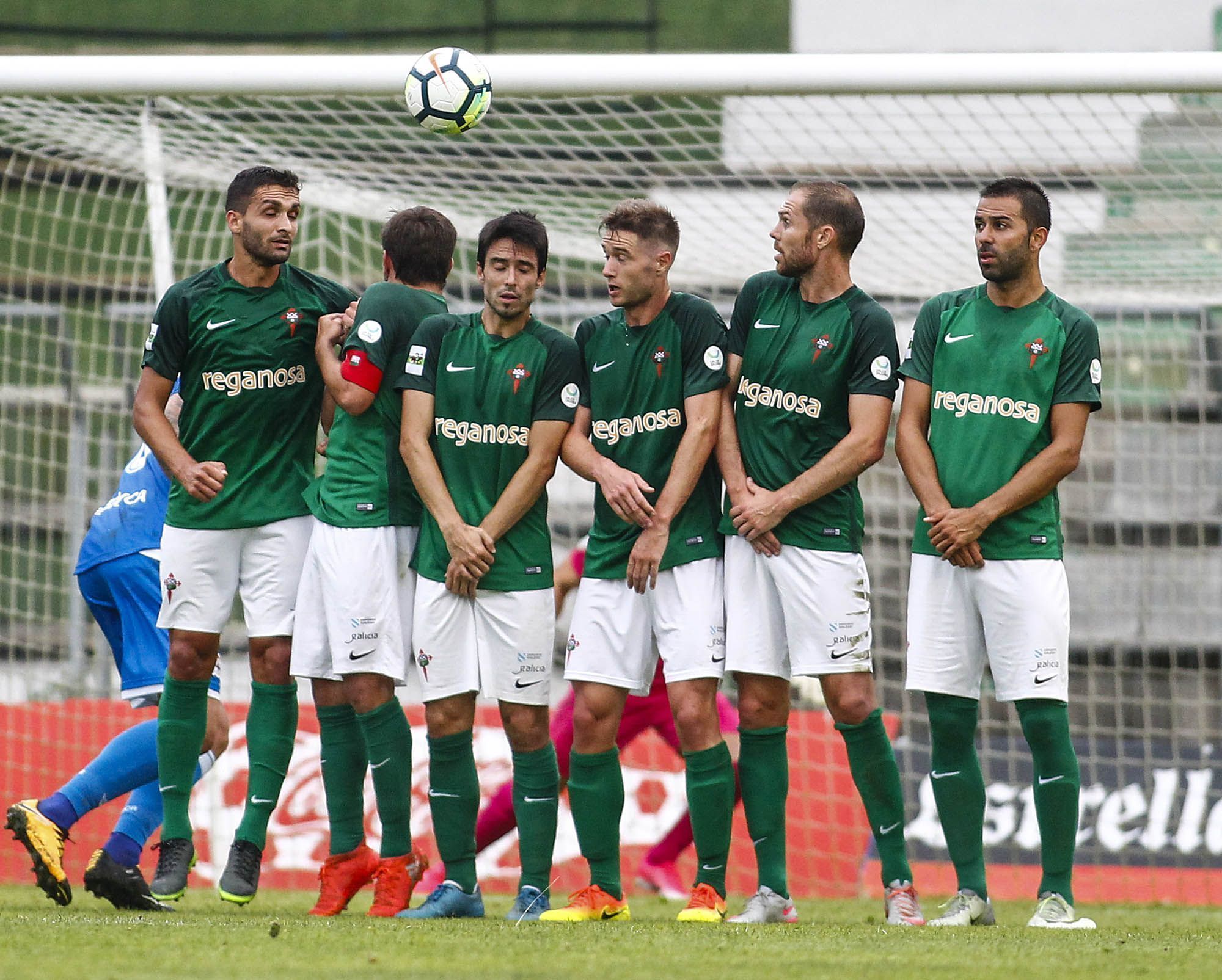 Barrera del Racing ante un lanzamiento del Deportivo (foto: Mero Barral / 13fotos para Ferrol360)