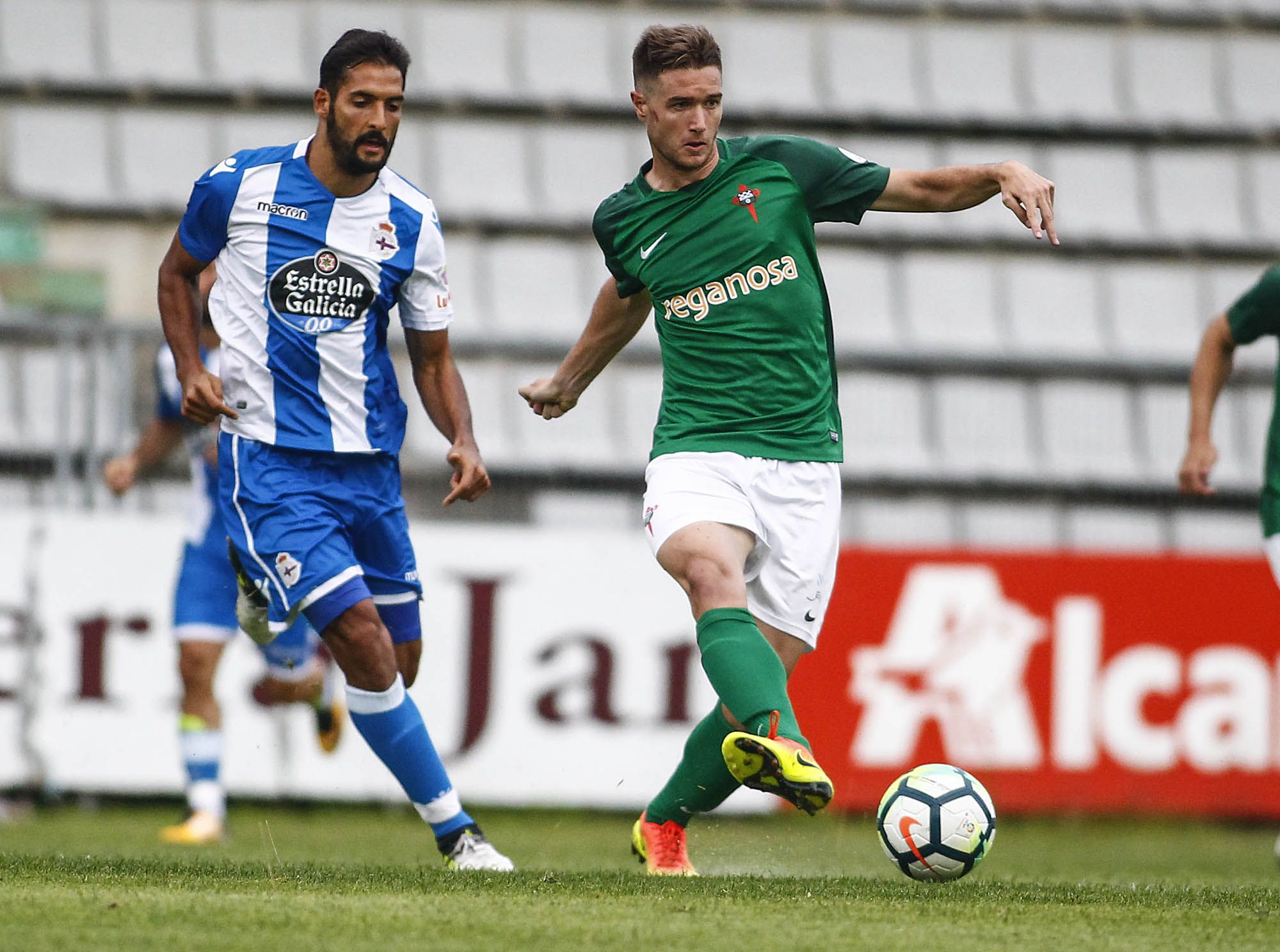 Joseba Beitia y Celso Borges, durante el Racing-Deportivo (foto: Mero Barral / 13fotos para Ferrol360)