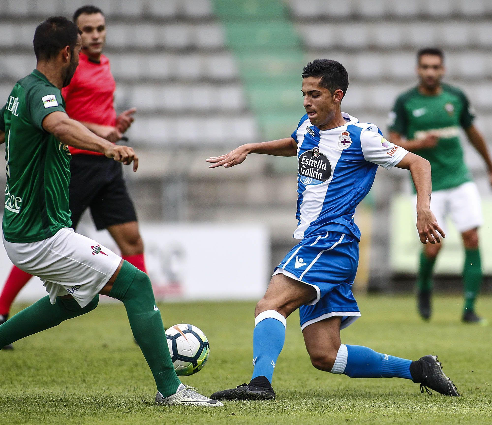 Bicho y Joselu pugnan por el esférico durante el Racing-Deportivo (foto: Mero Barral / 13fotos para Ferrol360)