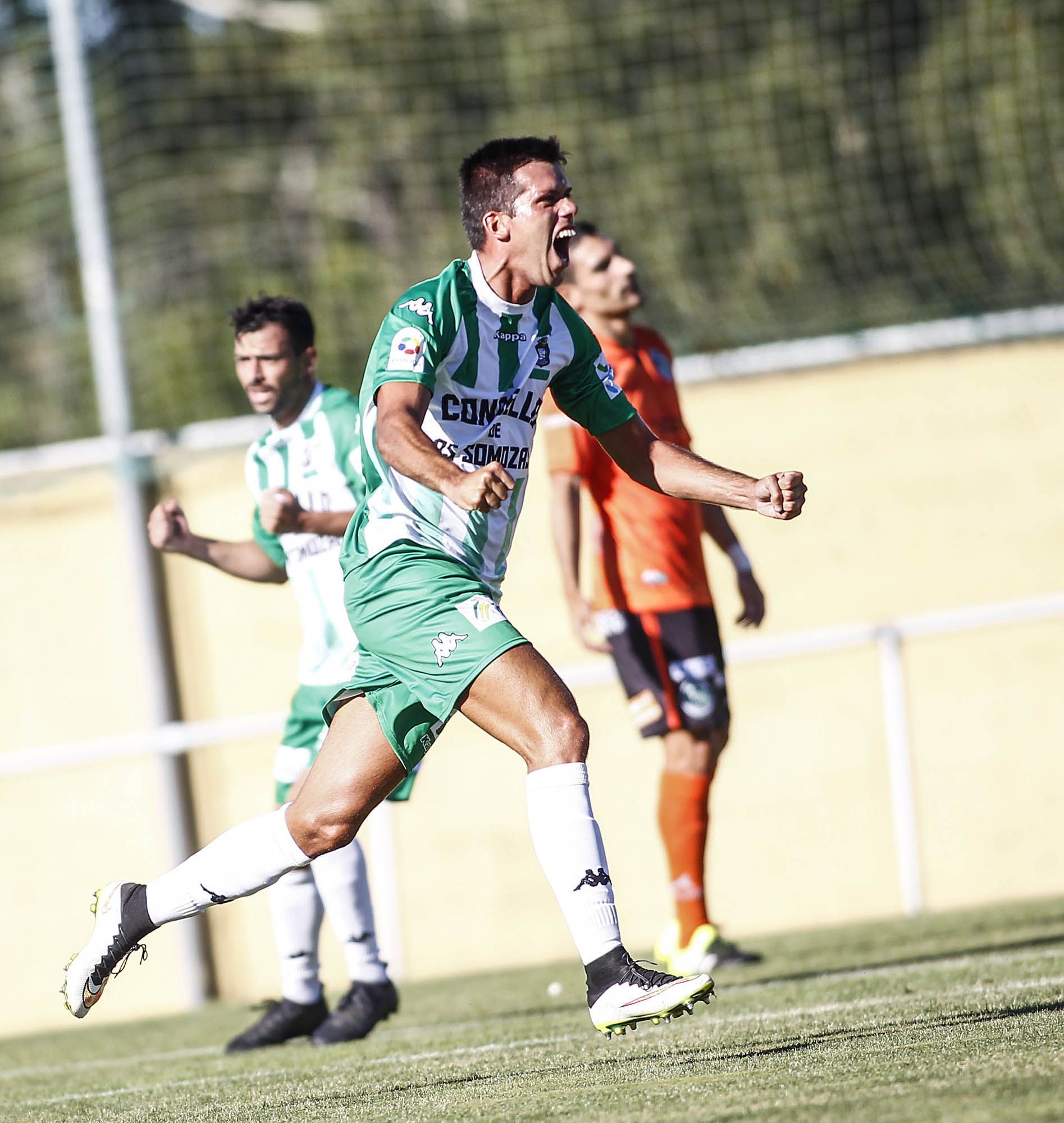 Álex Pérez celebra su primer gol en el Somozas-Arenteiro (foto: Mero Barral / 13fotos para Ferrol360)
