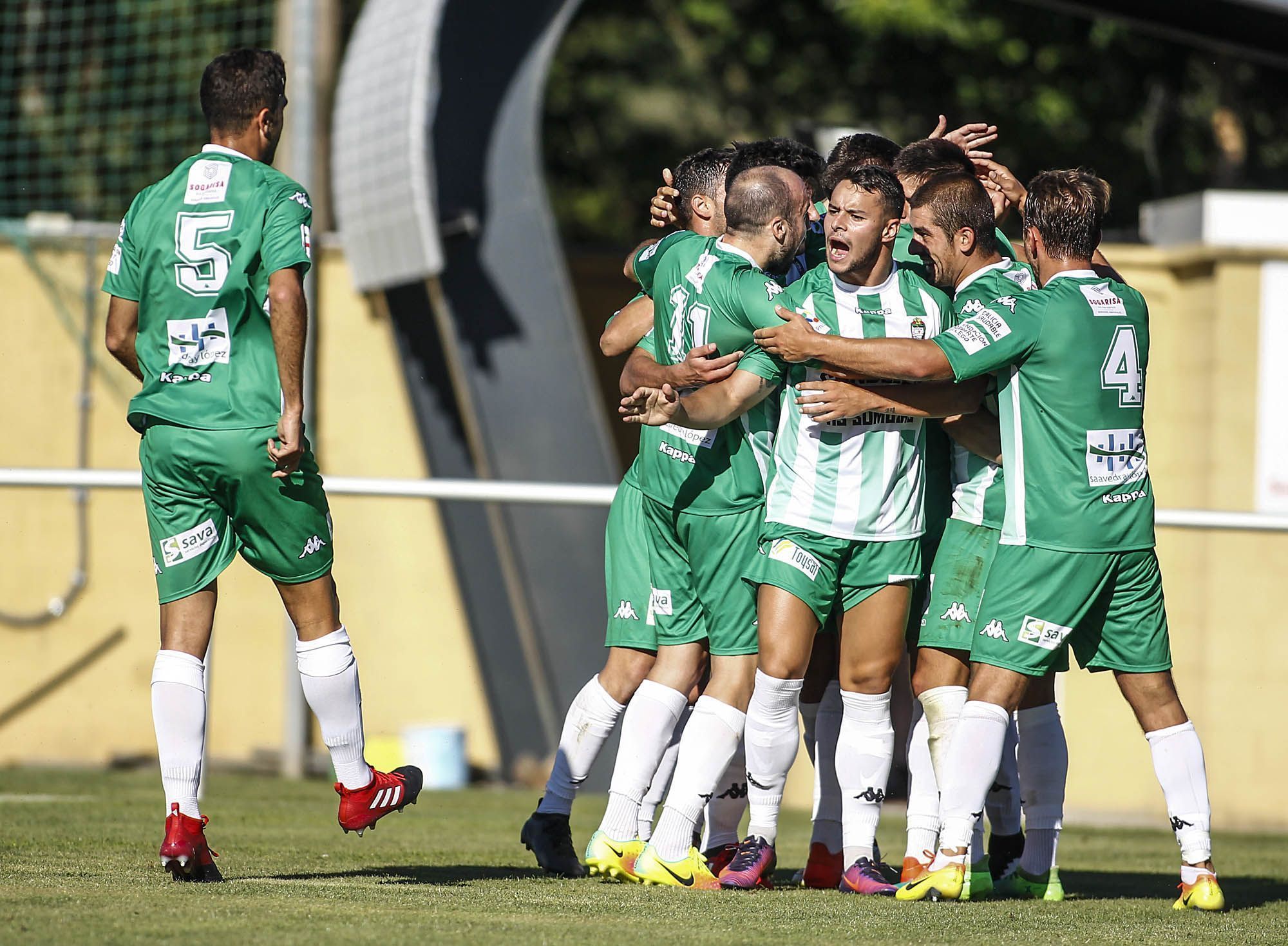 Los jugadores del Somozas celebran el primer gol ante el Arenteiro (foto: Mero Barral / 13fotos para Ferrol360)