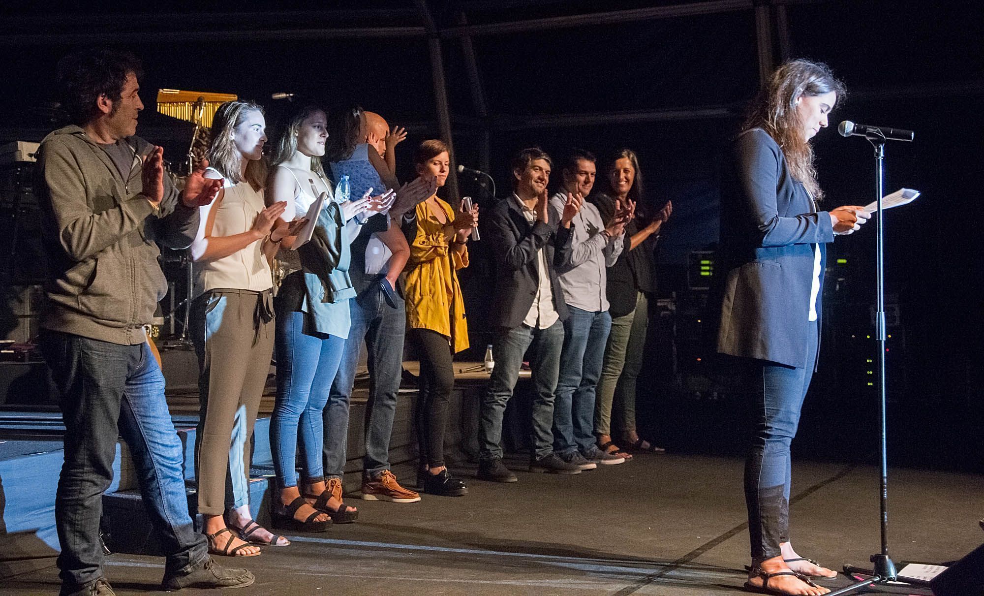 Las jugadoras del Universitario protagonizaron el pregón de las fiestas de Ferrol en la plaza de España (foto: Mero Barral / 13fotos para Ferrol360)