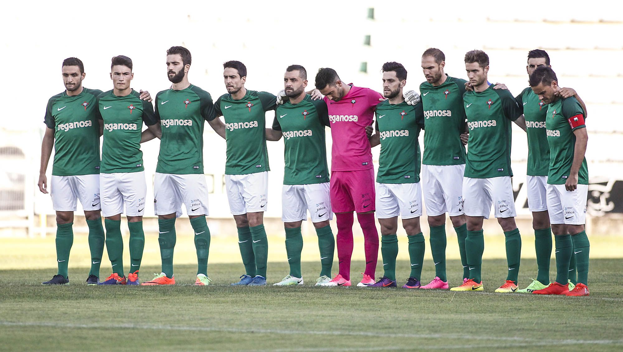 Plantel del Racing durante el minuto de silencio previo al partido ante el Coruxo por los atentados de Catalunya (foto: Mero Barral / 13fotos para Ferrol360)