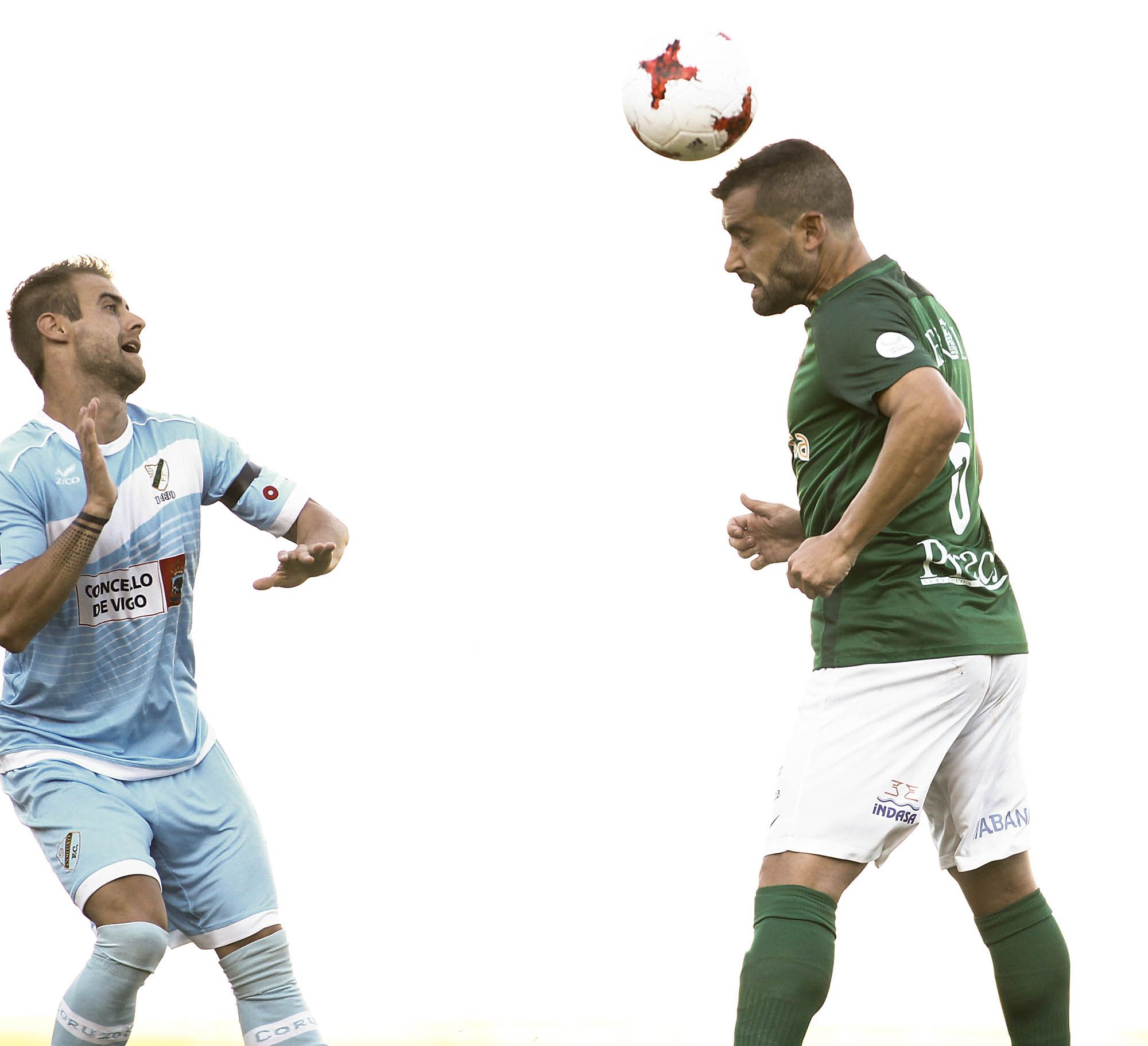Gonzalo García cabecea el esférico en el Racing-Coruxo (foto: Mero Barral / 13fotos para Ferrol360)