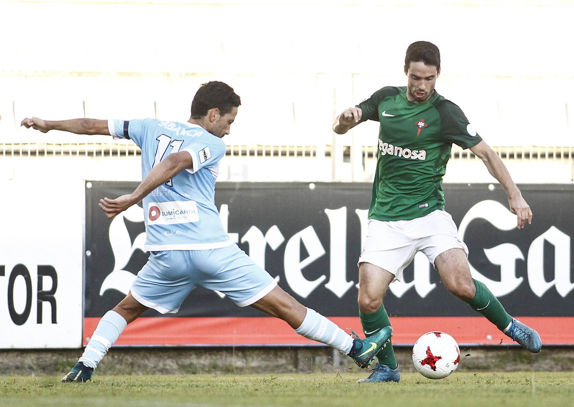 Adrián Armental, en un lance del Racing-Coruxo (foto: Mero Barral / 13fotos para Ferrol360)