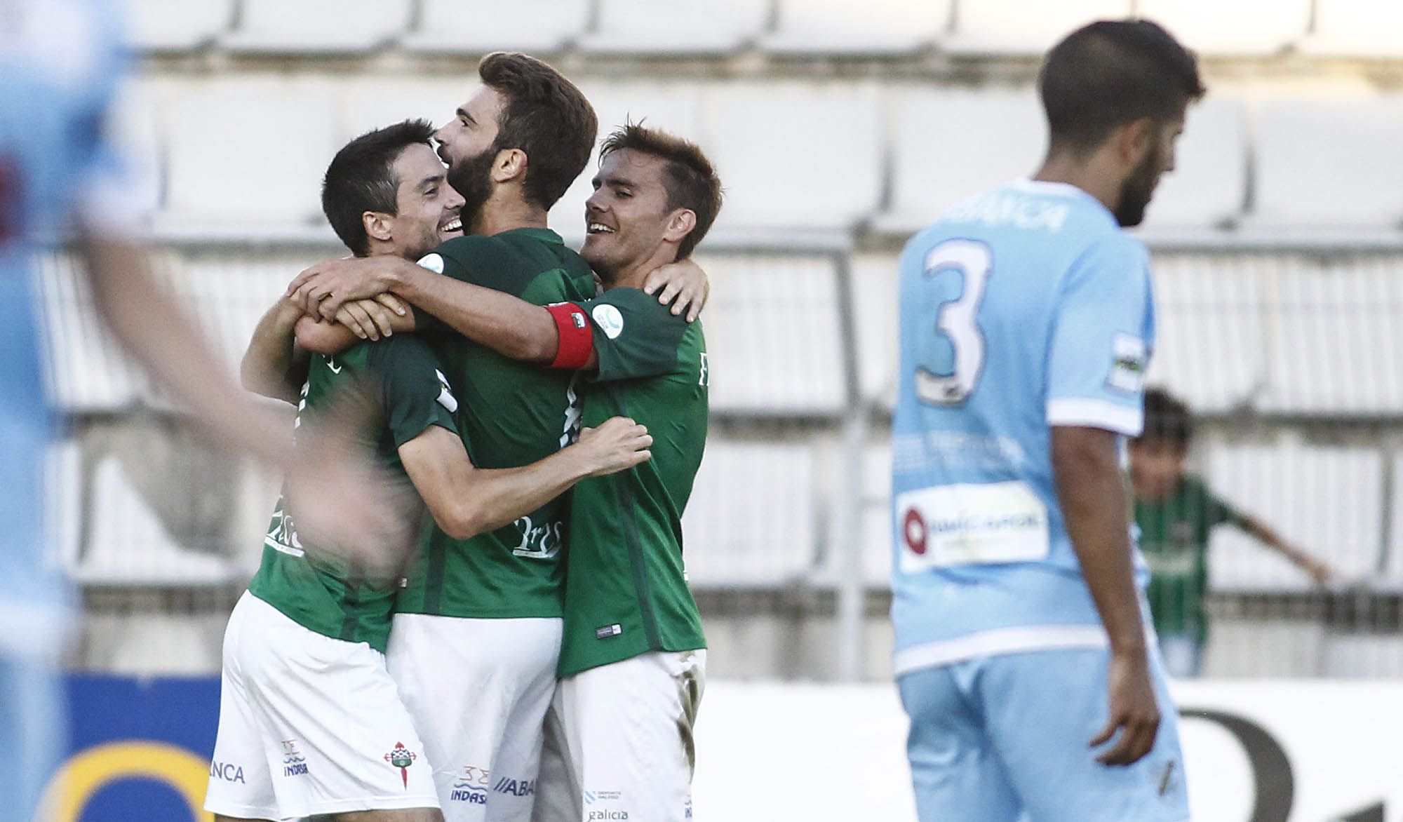 Jugadores del Racing celebran el gol de Fran Sota ante el Coruxo (foto: Mero Barral / 13fotos para Ferrol360)