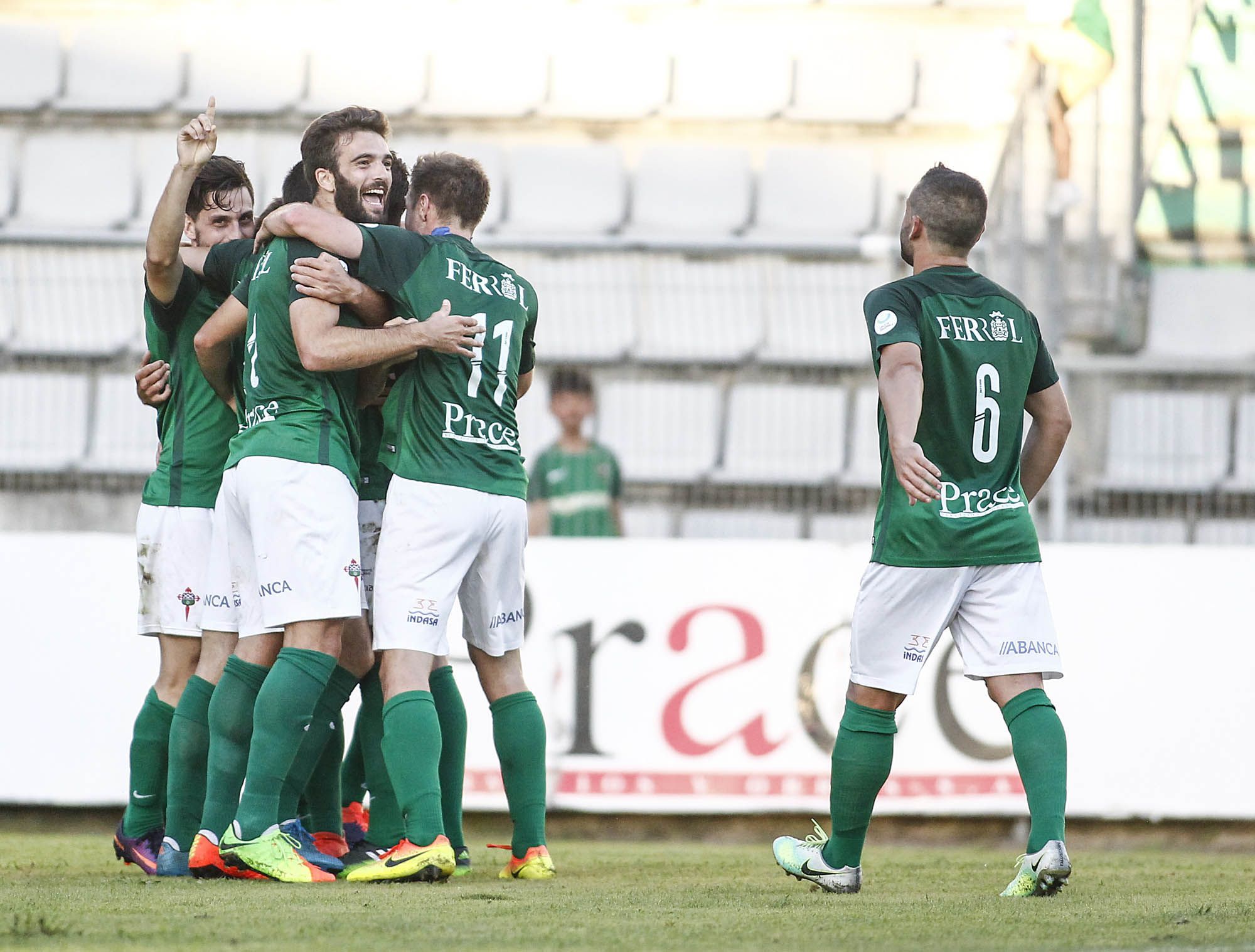 Jugadores del Racing felicitan a Fran Sota tras su gol ante el Coruxo (foto: Mero Barral / 13fotos para Ferrol360)