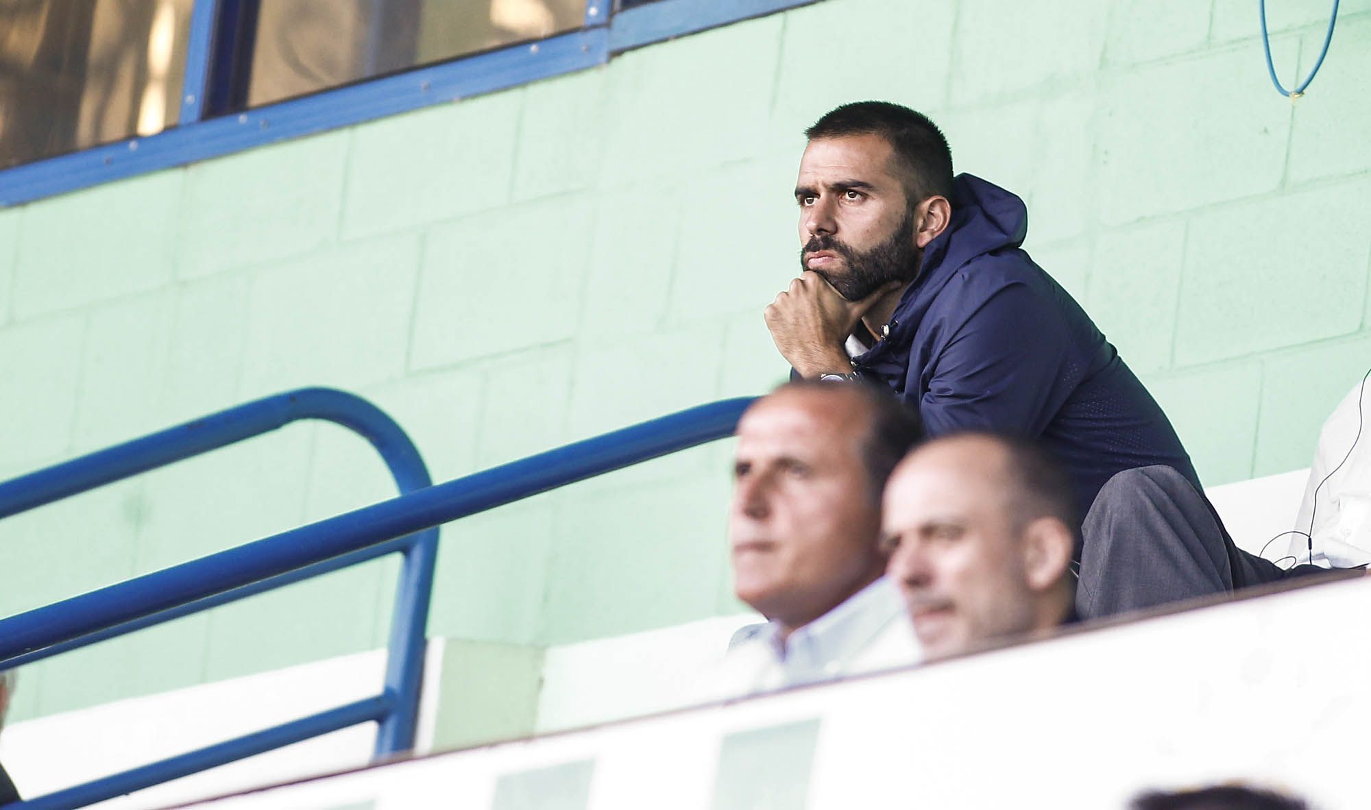 Joselu vio desde la grada, en la que se ve en primer término al actor Javier Gutiérrez, el Racing-Coruxo por su lesión (foto: Mero Barral / 13fotos para Ferrol360)