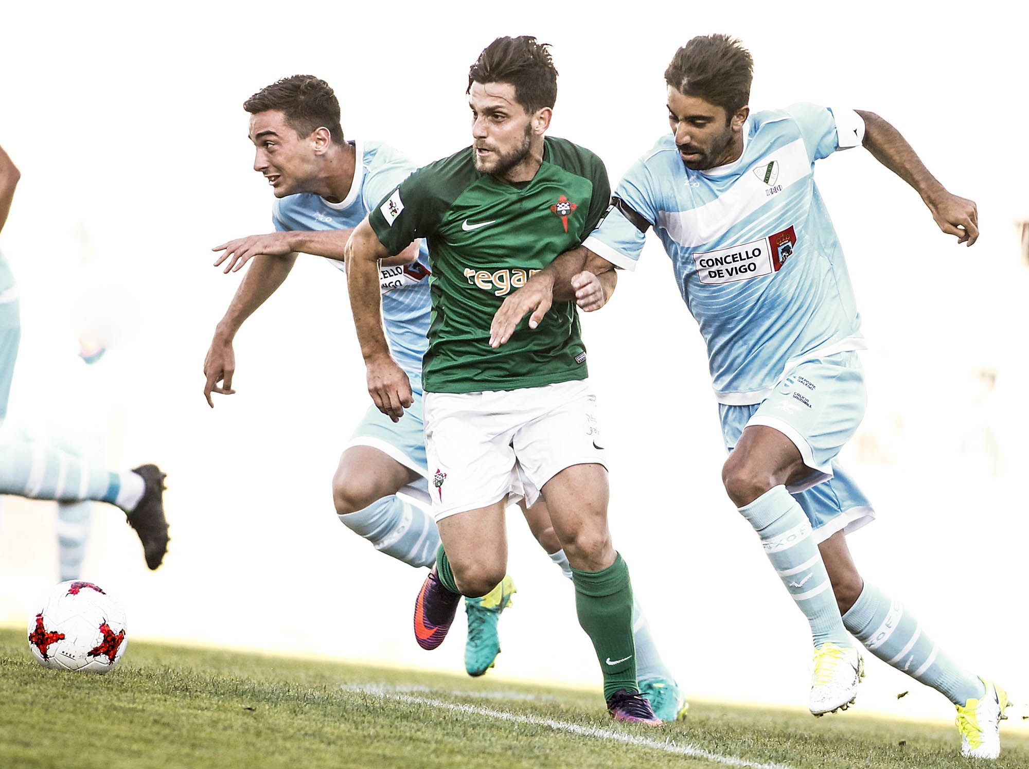 Fran Sota avanza ante Antón de Vicente durante el Racing-Coruxo (foto: Mero Barral / 13fotos para Ferrol360)