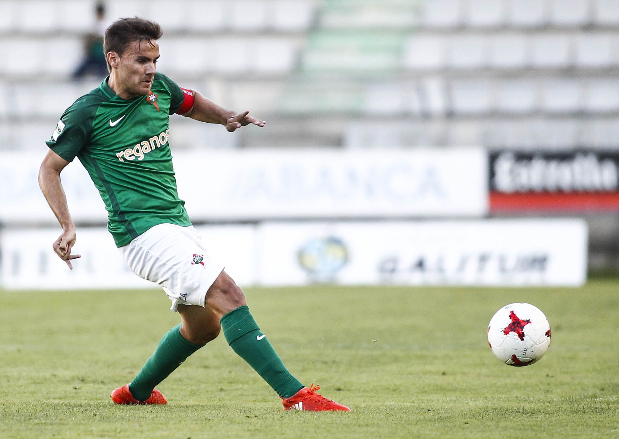Pablo Rey conduce el balón en el Racing-Coruxo (foto: Mero Barral / 13fotos para Ferrol360)