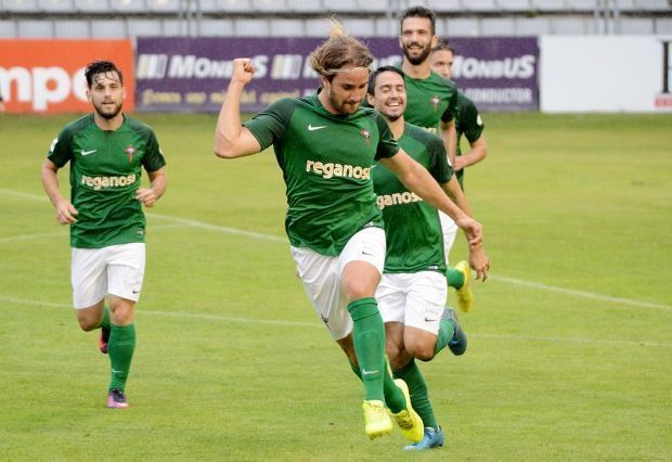 Mendi celebra su gol en el Racing-Fabril (foto: Raúl Lomba / Ferrol360)