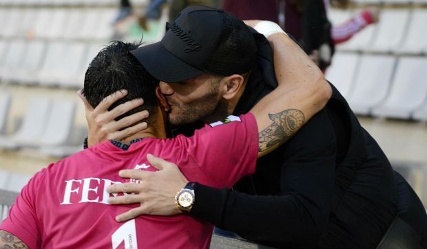 Lucas Pérez se despide de Ian Mackay tras ver el Racing-Fabril (foto: Raúl Lomba / Ferrol360)