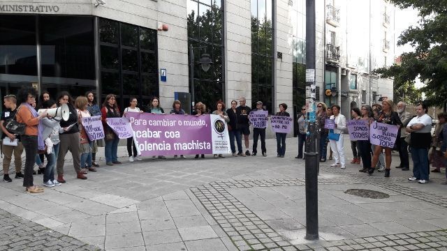Pancartas con mensajes de apoyo a Juana Rivas durante la concentración de este sábado (foto: M.C.)