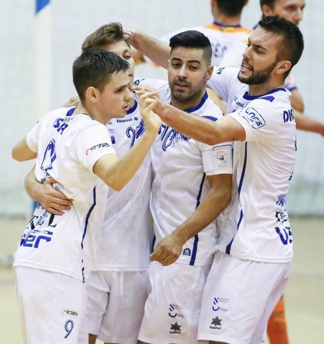 Jugadores de O Parrulo celebran el gol de Cristian Rubio ante el Plásticos Romero Cartagena (foto: Mero Barral / 13fotos para Ferrol360)