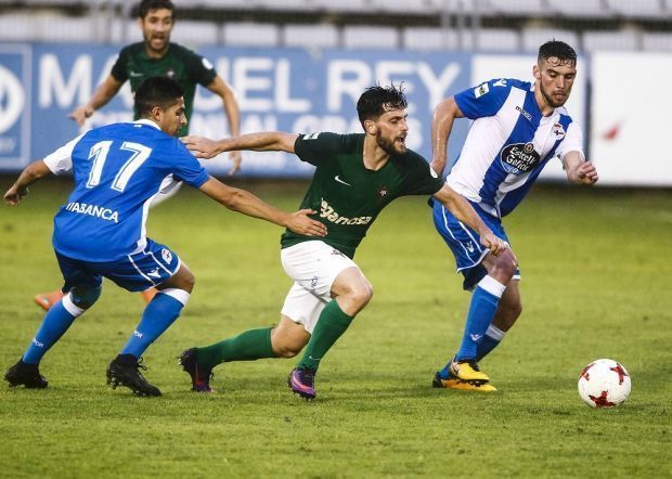 Fran Sota, entre dos rivales durante el Racing-Fabril de A Malata (foto: Mero Barral / 13fotos para Ferrol360)