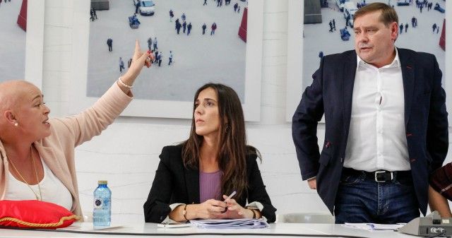 Rocío Bértoa interviene ante Juventino Trigo en el pleno de este jueves en Fene (foto: Mero Barral / 13fotos para Ferrol360)