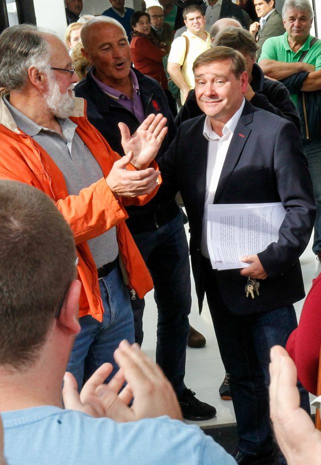 Juventino Trigo sale del consistorio de Fene entre aplausos (foto: Mero Barral / 13fotos para Ferrol360)