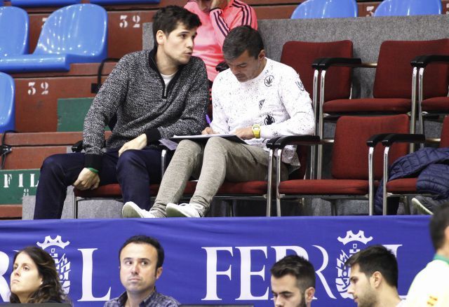 Diego Ríos vio el O Parrulo-Ríos Renovables Zaragoza desde la grada de A Malata (foto: Mero Barral / 13fotos para Ferrol360)