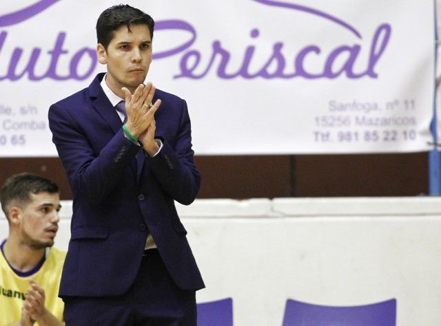 El entrenador Diego Ríos, en una imagen del O Parrulo-Peñíscola RehabMedic (foto: Mero Barral / 13fotos para Ferrol360)