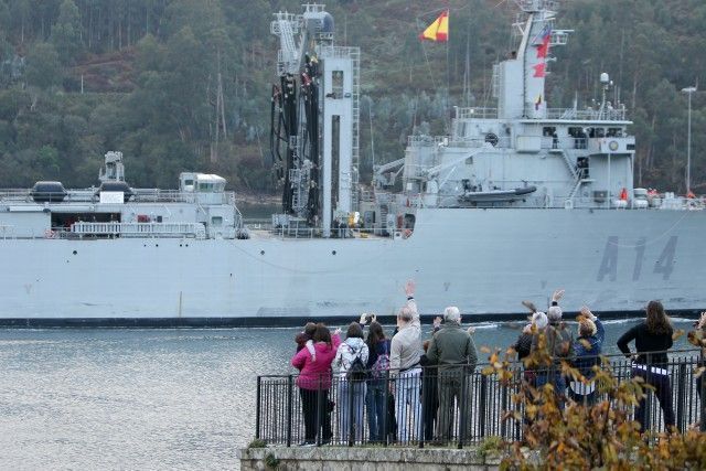 Despedida al «Patiño» de este sábado en la ría de Ferrol (foto: Raúl Lomba / Ferrol360)