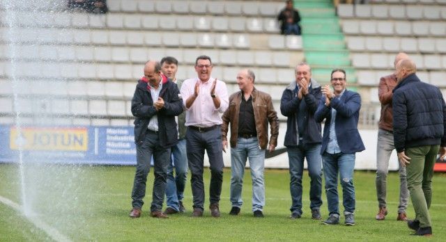 Homenaje al plantel del ascenso de 1992 este domingo en A Malata (foto: Raúl Lomba / Ferrol360)
