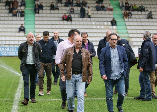 Homenaje al plantel del ascenso de 1992 este domingo en A Malata (foto: Raúl Lomba / Ferrol360)