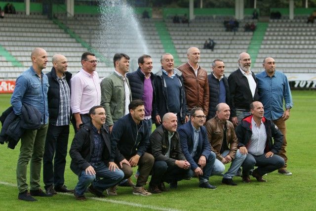 Homenaje al plantel del ascenso de 1992 este domingo en A Malata (foto: Raúl Lomba / Ferrol360)