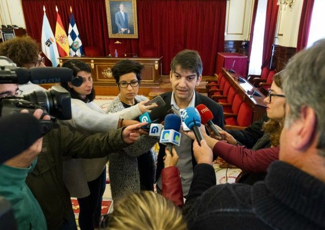 Jorge Suárez habla con los medios tras el pleno de este viernes (foto: Mero Barral / 13fotos para Ferrol360)