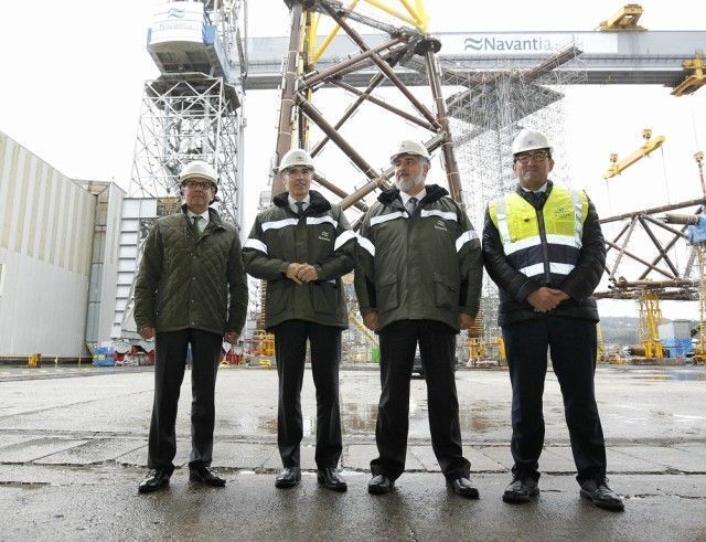 Representantes de Navantia e Iberdrola, en su visita al astillero de Fene (foto: Mero Barral / 13fotos para Ferrol360)